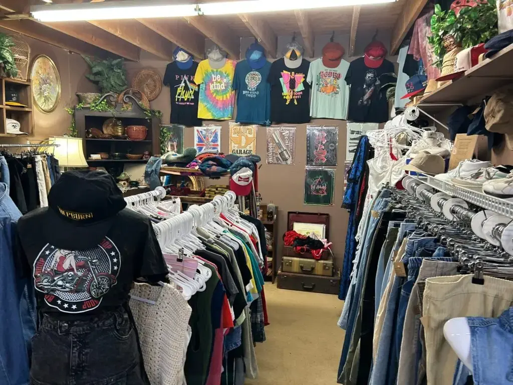 Inside Pacific Wonderland Collectibles & Antiques